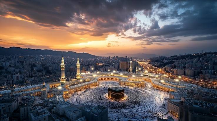 Al-Masjid an-Nabawi in Madinah at evening